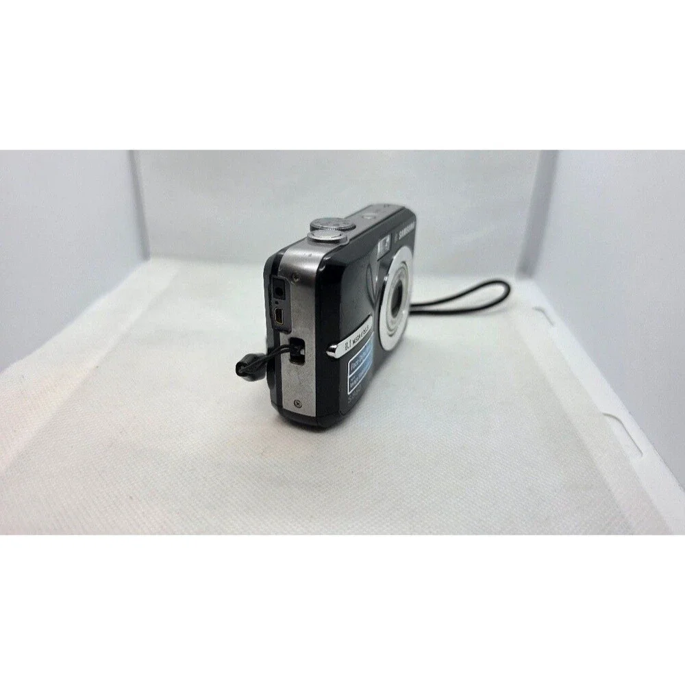 Samsung S860 Compact Digital Camera 2GB SD Card (Screen Blur)